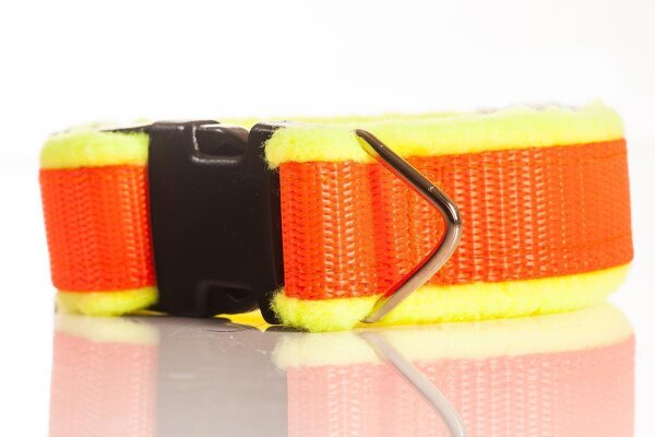 gelb (Polster), orange (Gurtband)